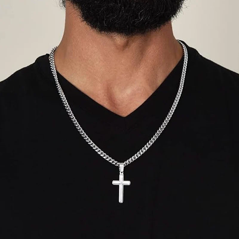 Collar con colgante en forma de cruz de acero inoxidable