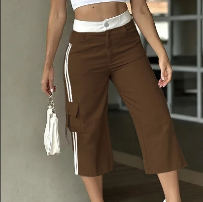 Pantalón cargo capri estilo deportivo