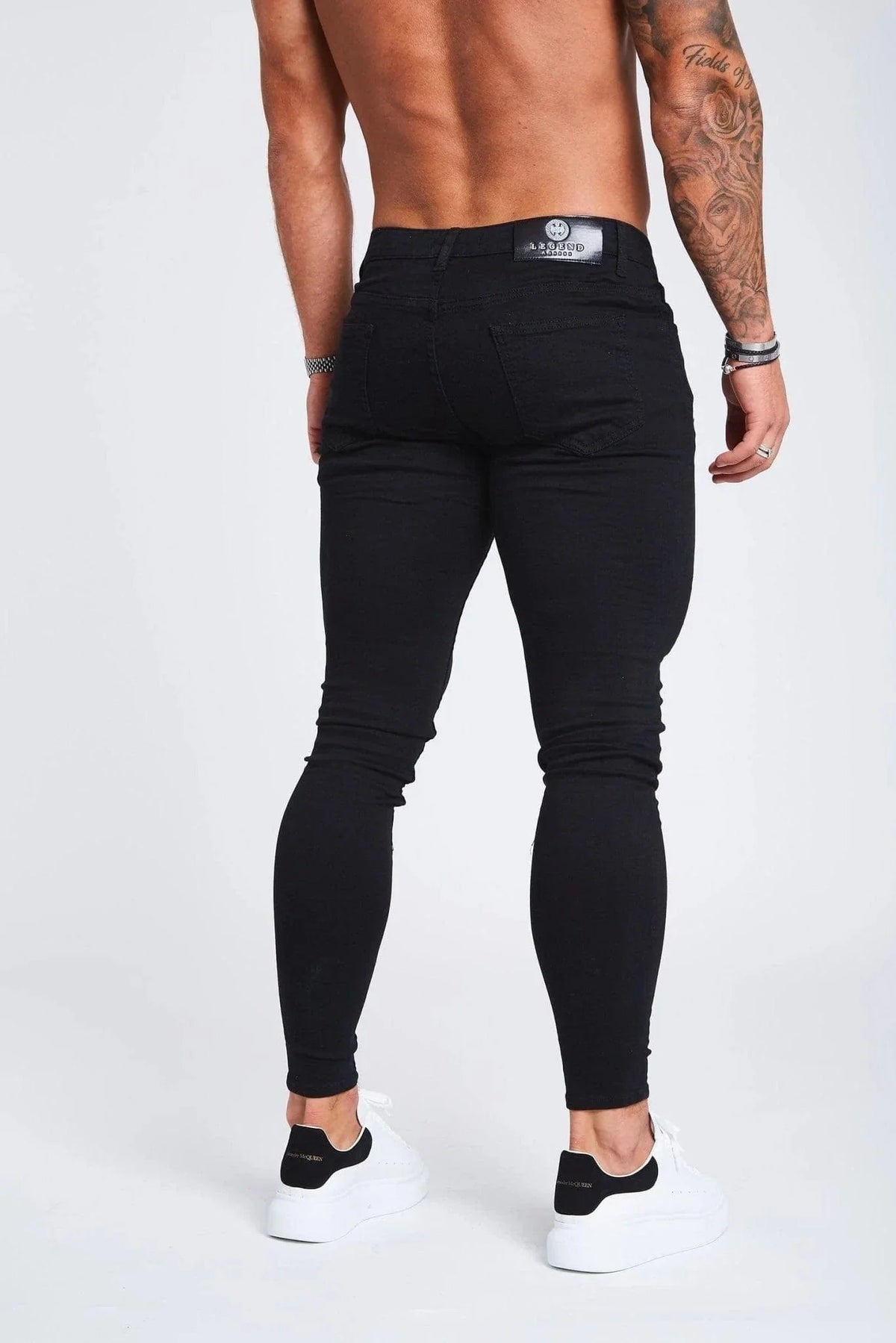 PANTALONES VAQUEROS AJUSTADOS NEGROS