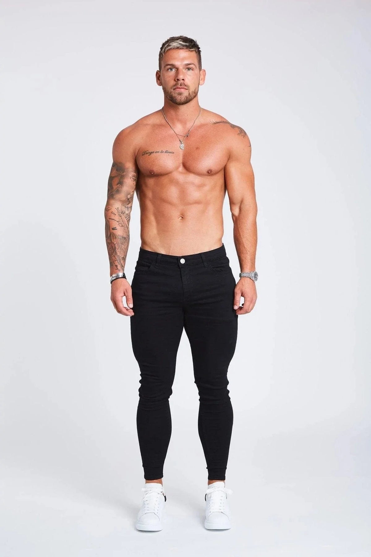 PANTALONES VAQUEROS AJUSTADOS NEGROS