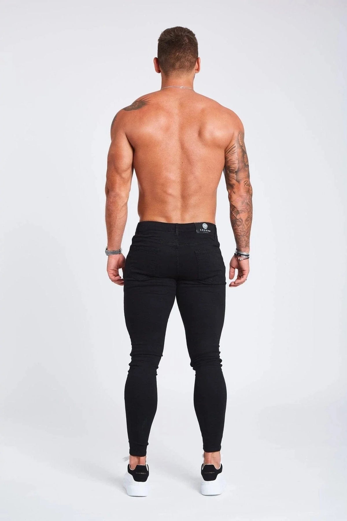 PANTALONES VAQUEROS AJUSTADOS NEGROS