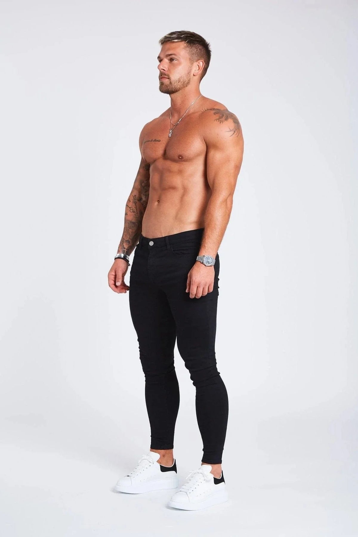 PANTALONES VAQUEROS AJUSTADOS NEGROS